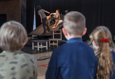 Enfant face à un spectacle