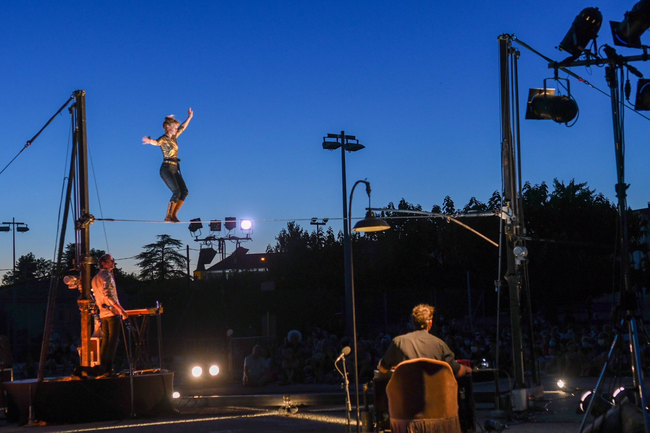 Funambule lors d'un spectacle de rue